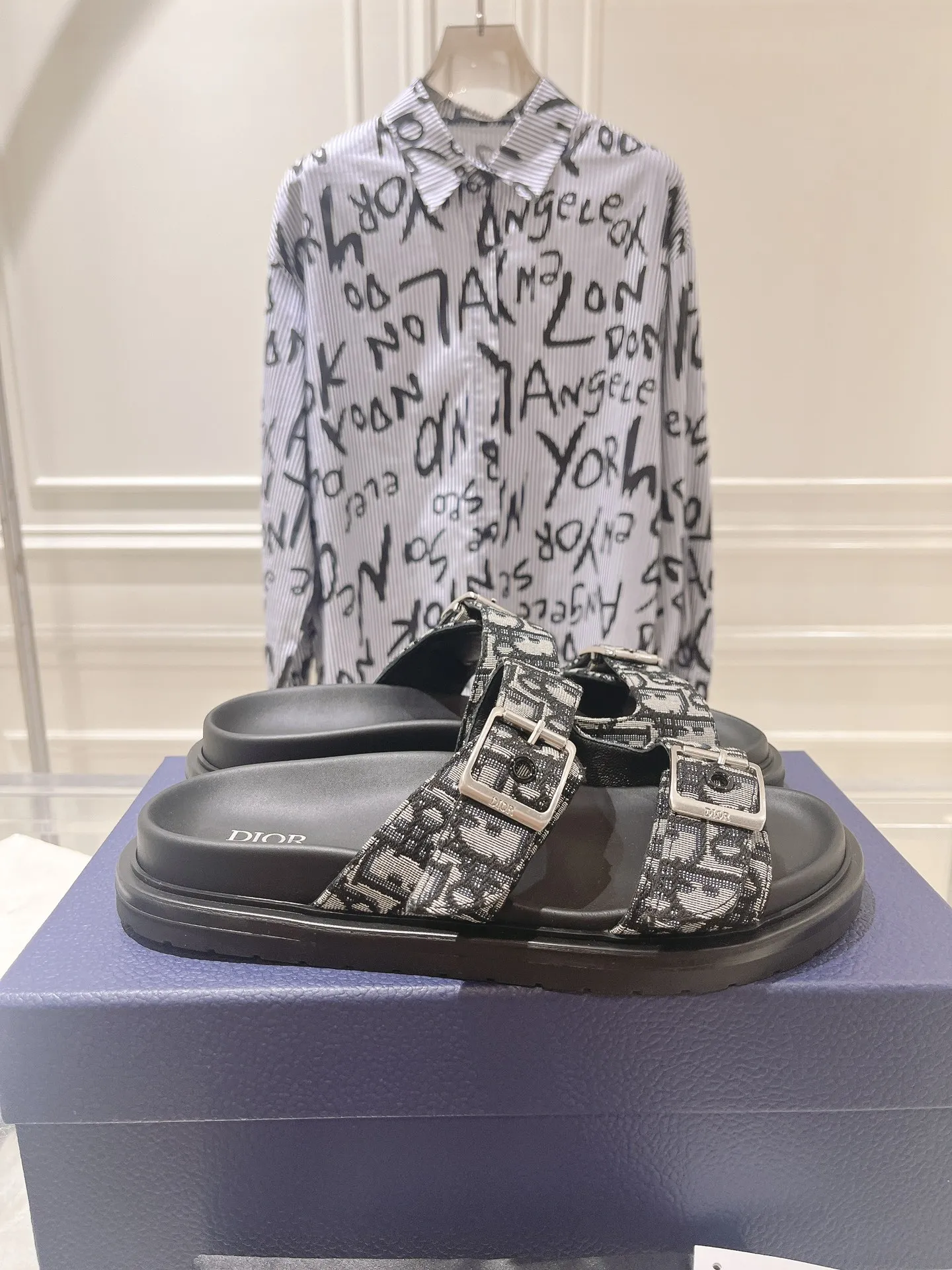 👟👟Ex-factory price 420👟👟 #Men's top version 𝐃𝐈𝐎𝐑# Dior's new men's summer slippers 🔥Purchase the original development Alias ​​sandals are new products in 2024. They are a leisurely and exquisite work. The upper is made of imported denim ➕ calfskin 🔥 Original molded rubber outsole provides the best comfort 🔥 ✔️Size: #38-46